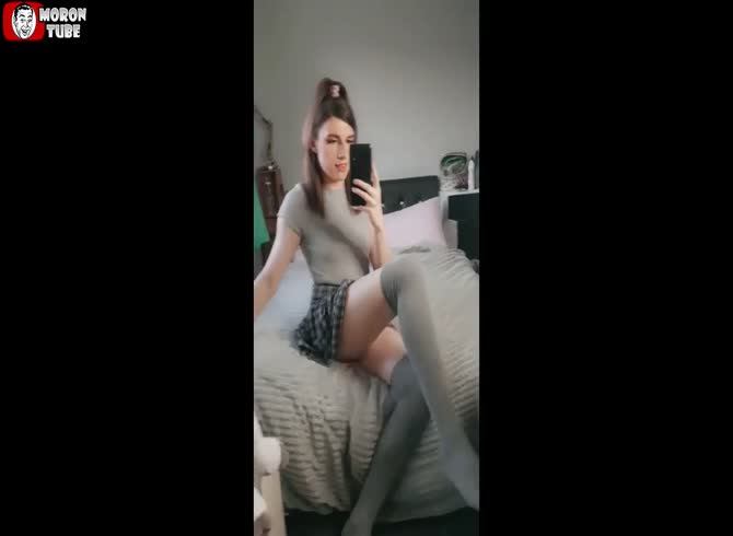 Video :This girl demonstrates that she doesn't wear underwear!